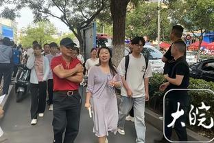 甜美可爱带点性感？老詹赛中跟美女歌手Tyla亲切互动